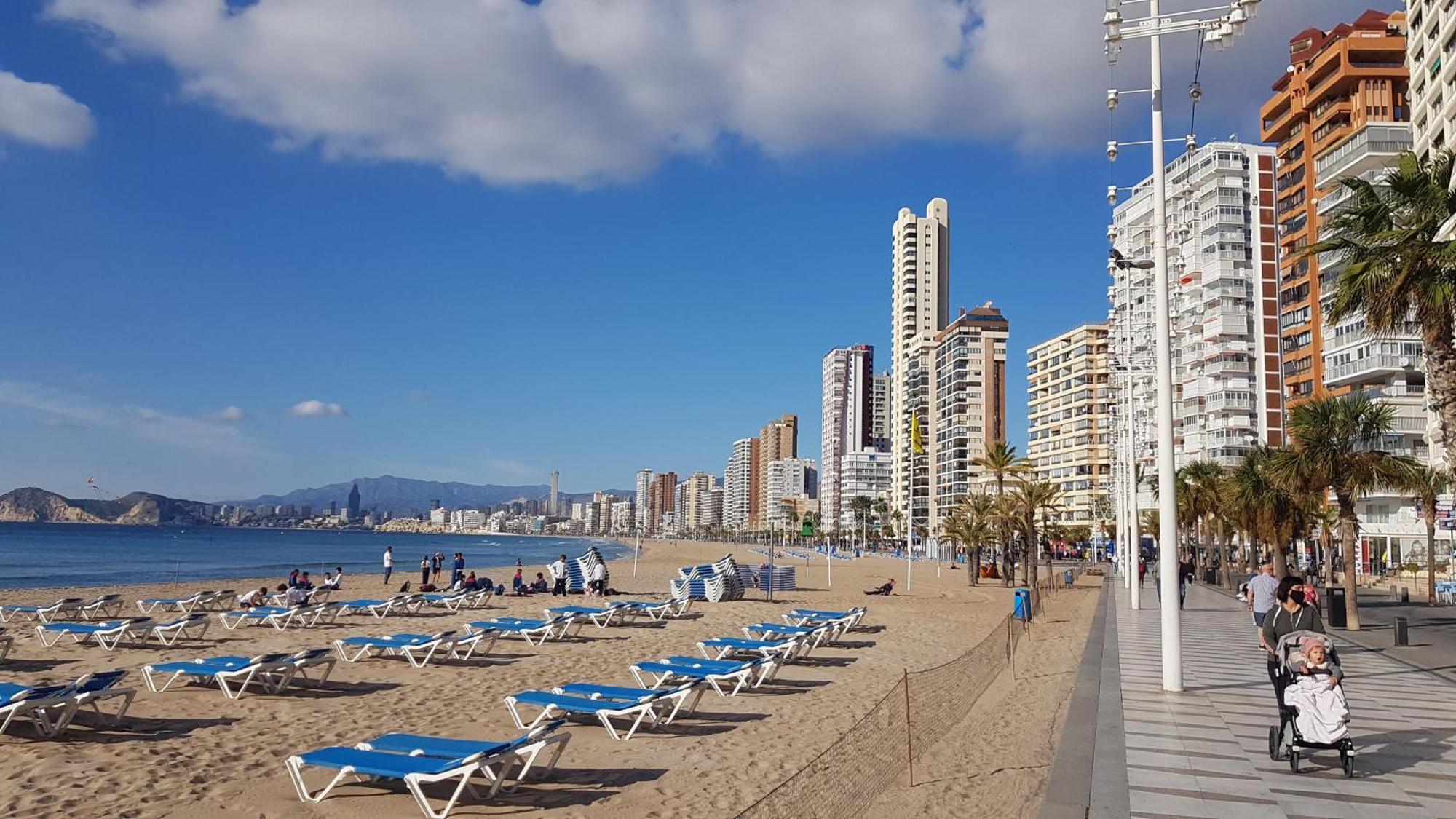 Los Caballos Vip Playa Levante Бенидорм Екстериор снимка